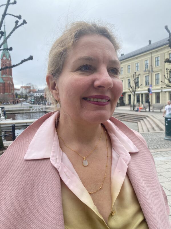 Susanne Friis Bjørner kjede med hvit fasettslipt månesten