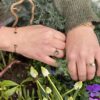 OLE LYNGGAARD COPENHAGEN  Lotusring pavé tiny i gult gull med diamanter