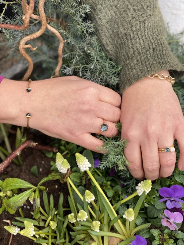 OLE LYNGGAARD COPENHAGEN  Lotusring pavé tiny i gult gull med diamanter