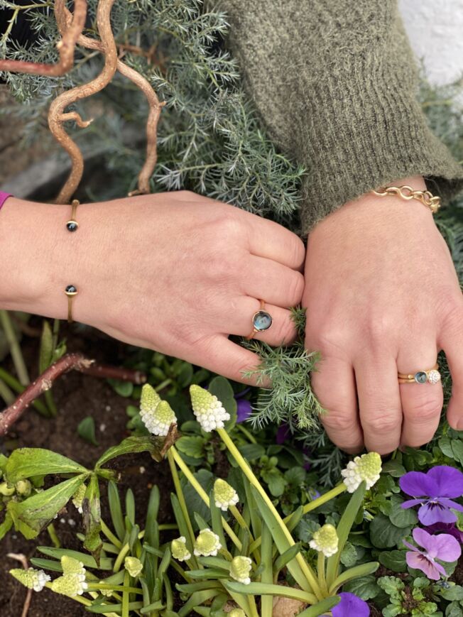 OLE LYNGGAARD COPENHAGEN Nature armring i satinert gult gull med London blue topas