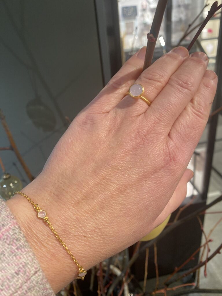 Susanne Friis Bjørner ring forgylt med rosa krystall, liten