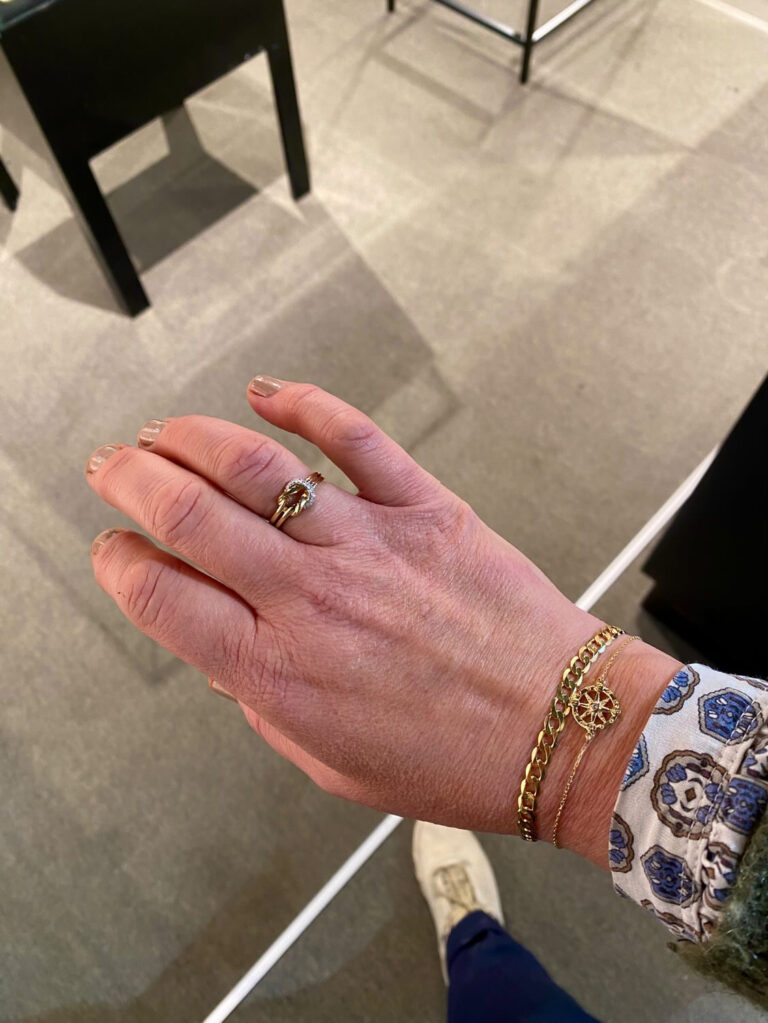 Ring i gult gull "Båtmannsknop" med diamanter