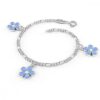 Blomst armbånd med blå og hvit emalje fra Pia og Per