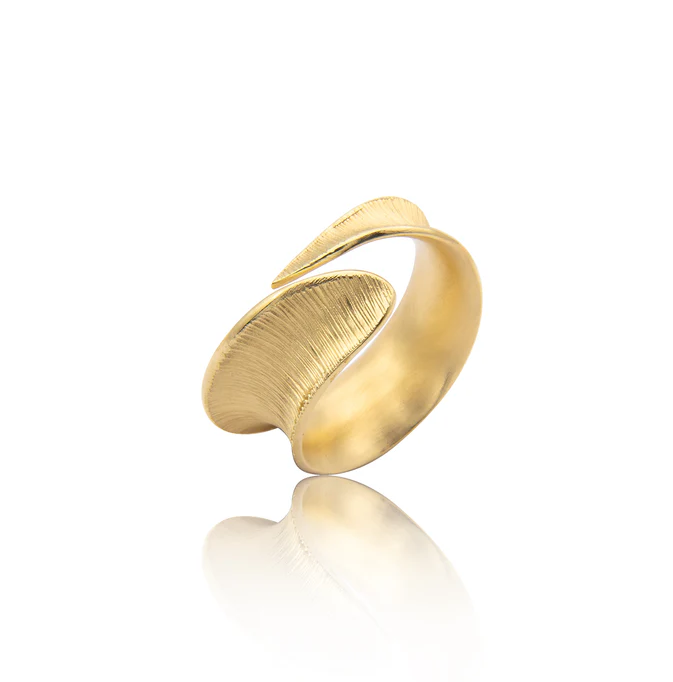 Noën «Olivia swirl» ring i forgylt sølv, bred