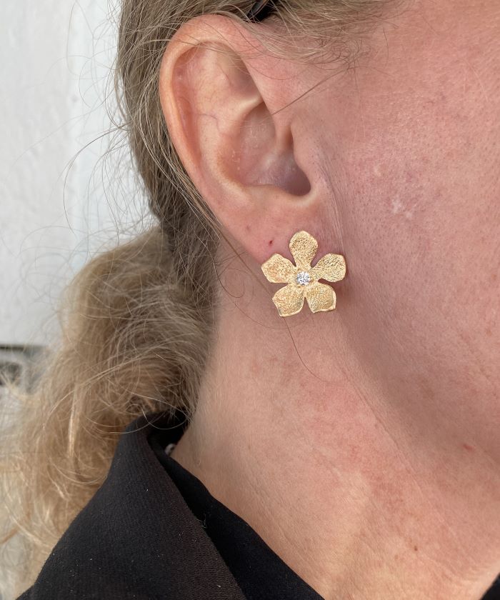 Stardust Flower ørepynt i forgylt sølv mellom