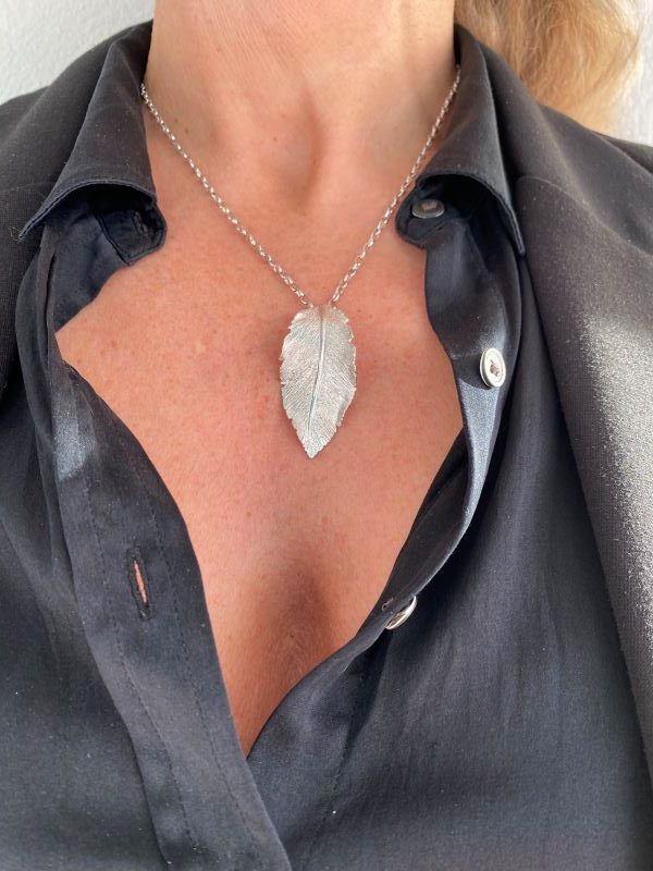 Catwalk Exclusive Stardust Leaf anheng i rhodinert sølv, buet