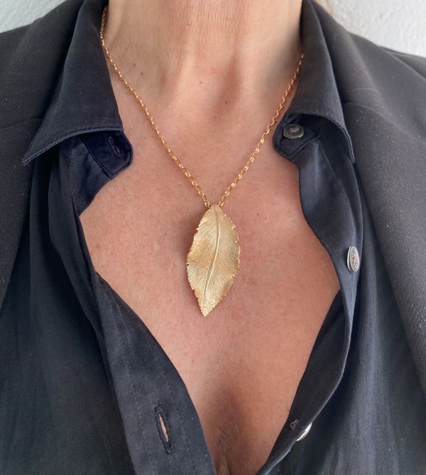 Stardust Leaf anheng i forgylt sølv, buet