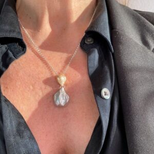 Matte Pearl bicolor anheng i sølv