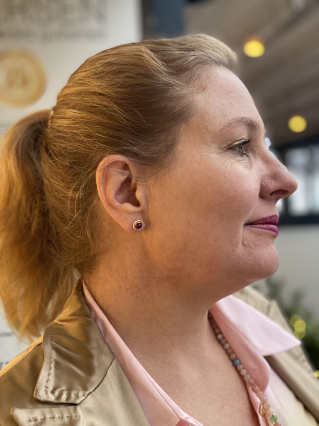 OLE LYNGGAARD COPENHAGEN Lotus ørepynt i gult gull rosa turmalin
