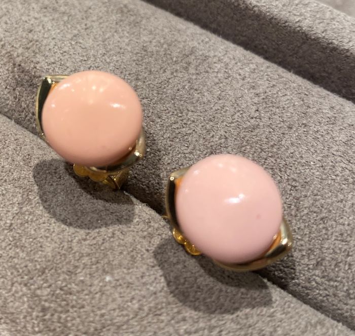 Noën «Dolce small» ørepynt i forgylt sølv med lys rosa korall-kompositt
