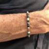 Armbånd med mix av tigerøye, grønn agat, afrikansk turkis og gullfarget stål