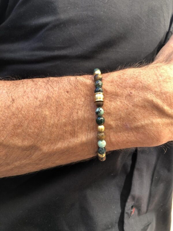 Armbånd med mix av tigerøye, grønn agat, afrikansk turkis og gullfarget stål
