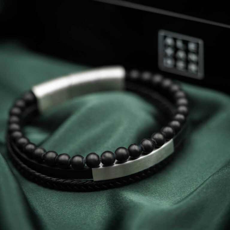 Armbånd i stål, sort skinn og onyks