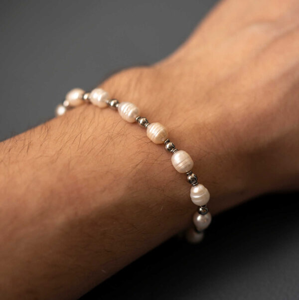Armbånd i stål og ferskvannsperler