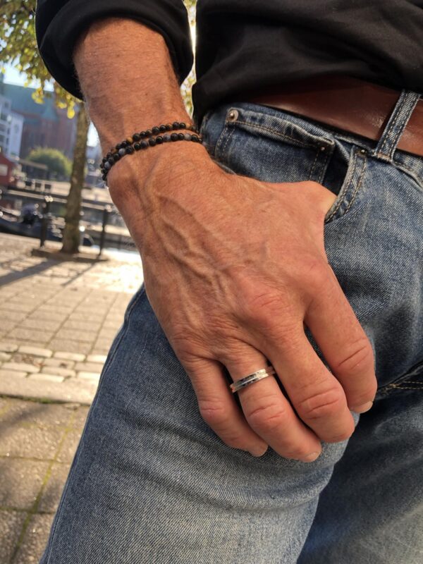 Armbånd med av sort agat og tigerøye med stål pynt
