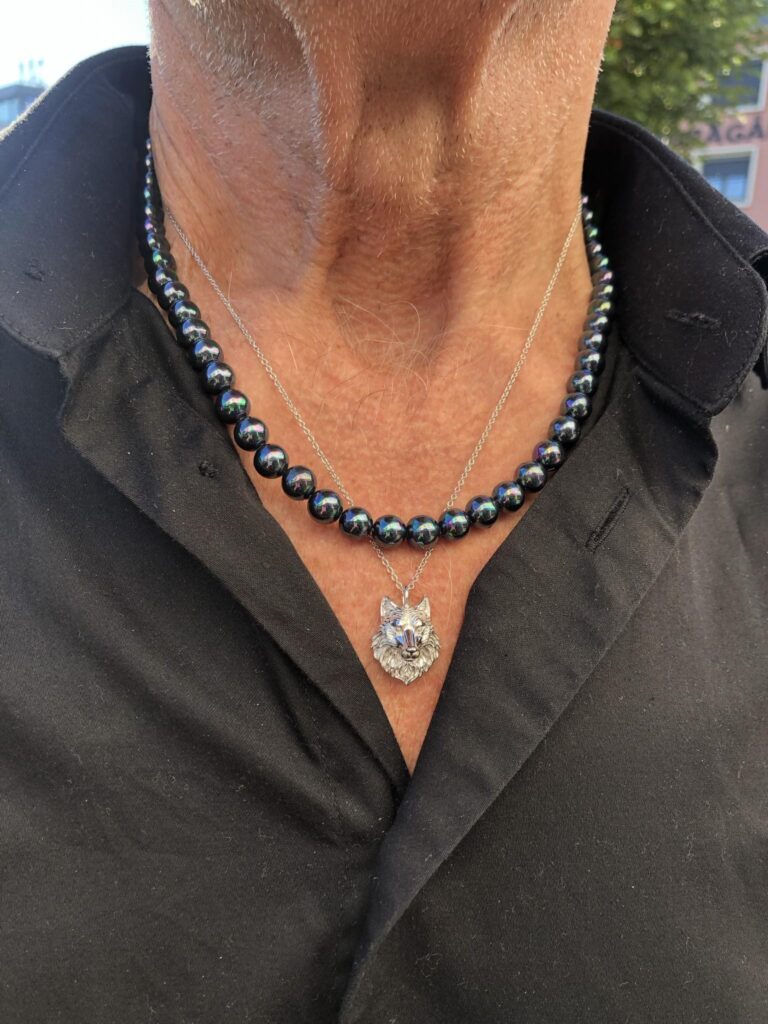 Kjede med 8 mm mørke perler og stål lås