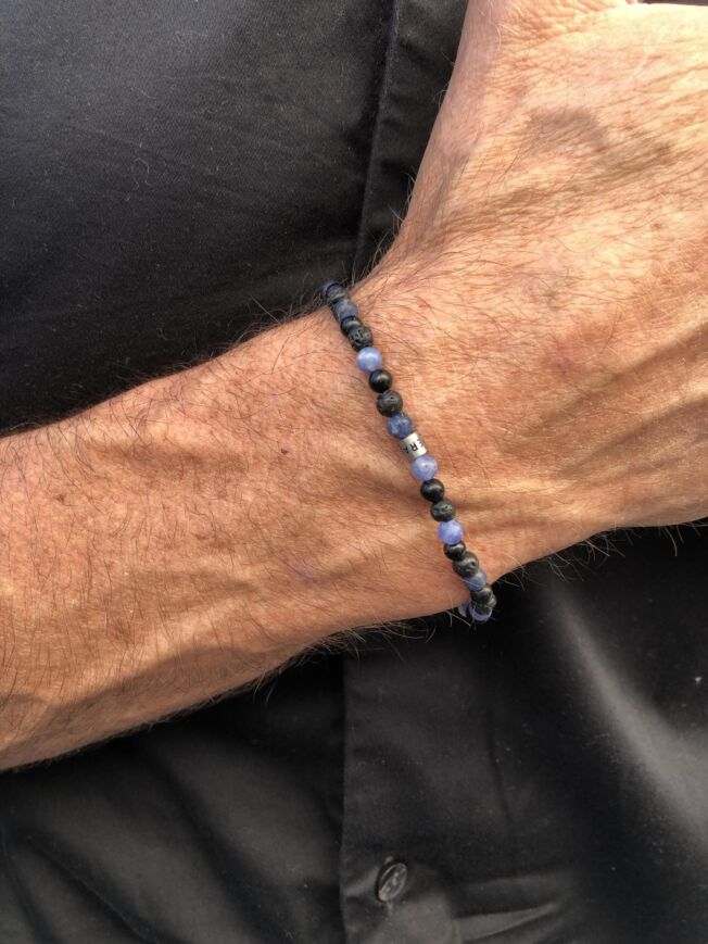 Armbånd med sort agat, sodalitt og stål