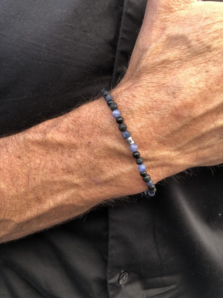 Armbånd med sort agat, sodalitt og stål
