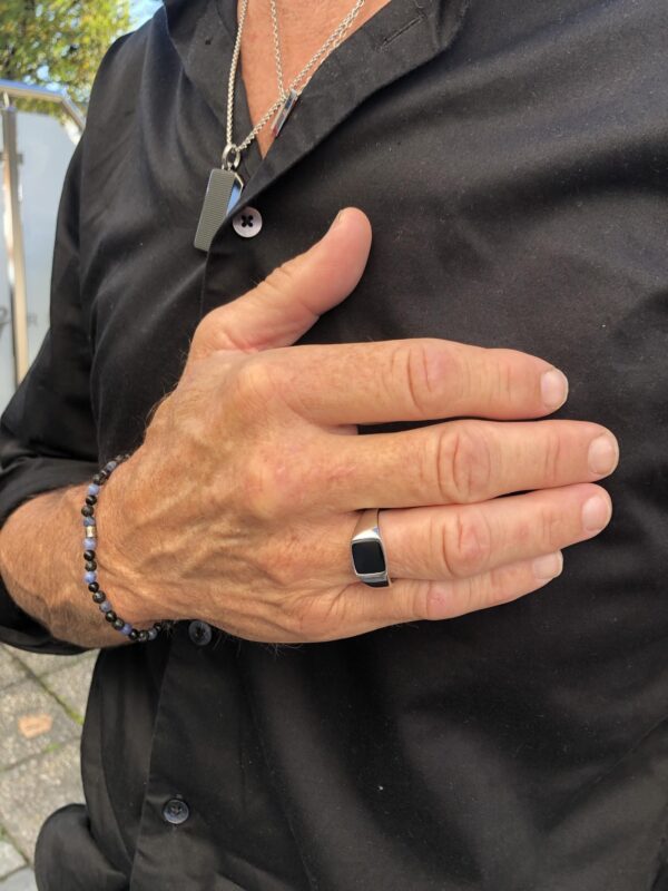 Armbånd med sort agat, sodalitt og stål