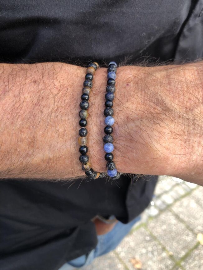Armbånd med sort agat, sodalitt og stål