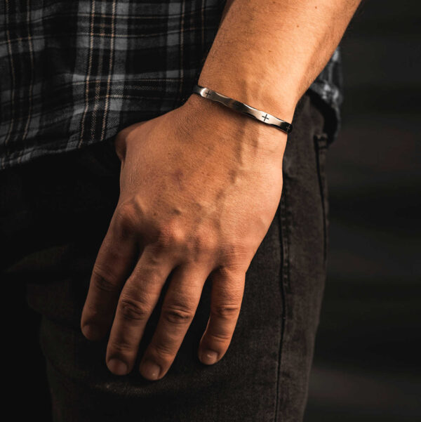 "Spare" armring i stål børstet med mønster
