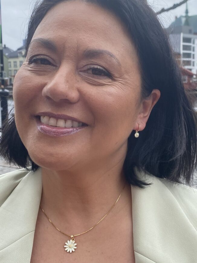 Ørering i forgylt sølv med emaljert anheng som kan tas av med hvit emalje, prestekrage, margeritt. Kjede med anheng med margeritt