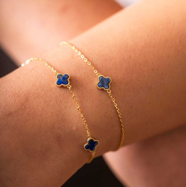 Armbånd i forgylt sølv med firkløver ledd, lapis