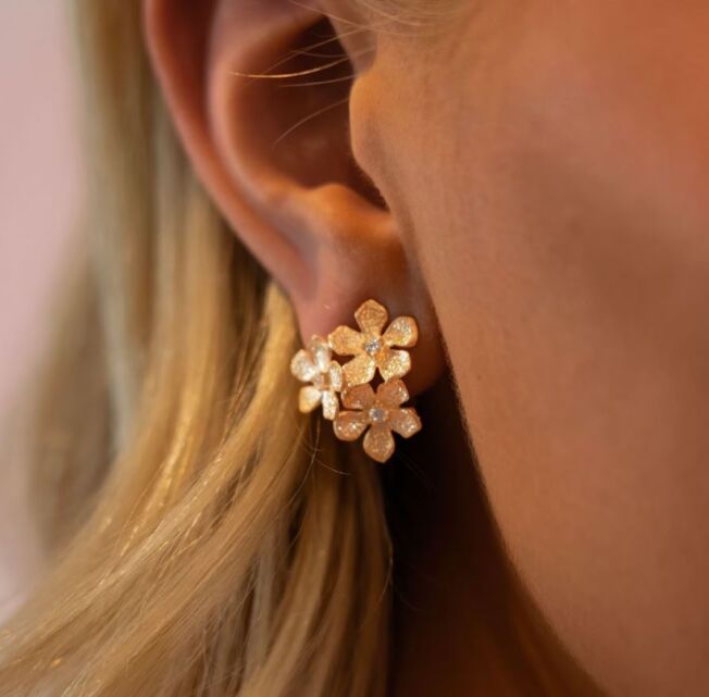 Catwalk Exclusive "Stardust mini Triple Flower" ørepynt i forgylt sølv