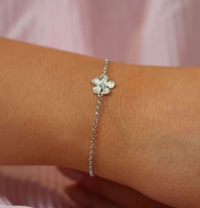 Enkelt armbånd i sølv med en blomst fra Catwalk Exclusive