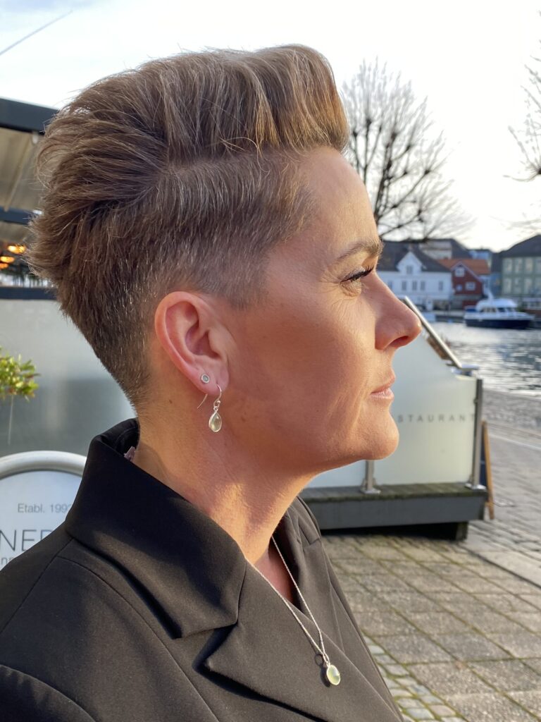 Susanne Friis Bjørner ørepynt i sølv med lysblå krystall