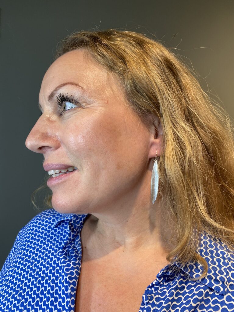 Susanne Friis Bjørner ørepynt i sølv blad med børstet overflate