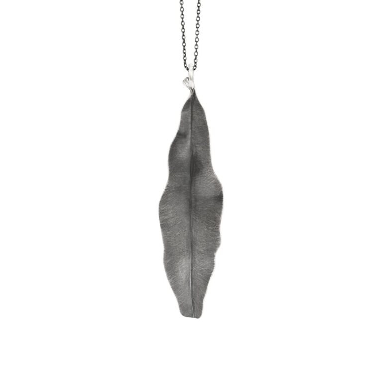 OLE LYNGGAARD COPENHAGEN Leaves pendant large oksidert sølv