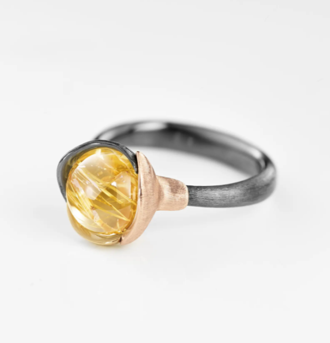 Lotus ring nr 1 i sølv med gulldetaljer og rutilkvarts