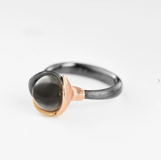 Lotus ring nr 1 i sølv med gulldetaljer og grå månesten