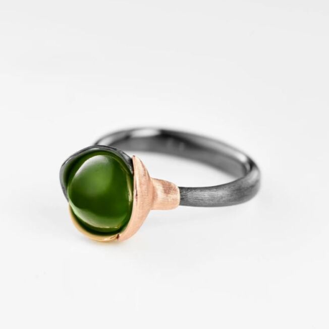 Lotus ring nr 1 i sølv med gulldetaljer og grønn serpentin