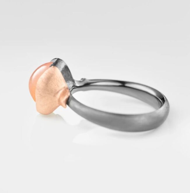 Lotus ring nr 1 i sølv med gulldetaljer og blush månesten