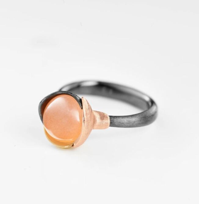 Lotus ring nr 1 i sølv med gulldetaljer og blush månesten