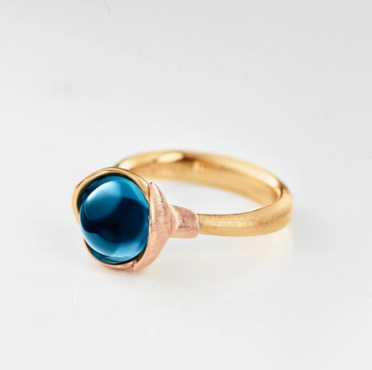 OLE LYNGGAARD COPENHAGEN Lotusring 1 med London blue topas i gult gull