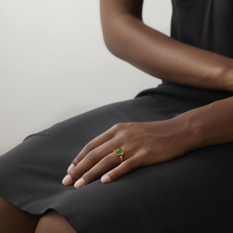 OLE LYNGGAARD COPENHAGEN Lotus ring 1 med serpentin i gult gull