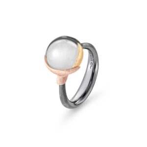 Lotus ring i mix av sølv og gull. I midten er det fattet en hvit cabochonslipt månesten, fra Ole Lynggaard