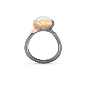 Lotus ring i mix av sølv og gull. I midten er det fattet en hvit cabochonslipt månesten, fra Ole Lynggaard