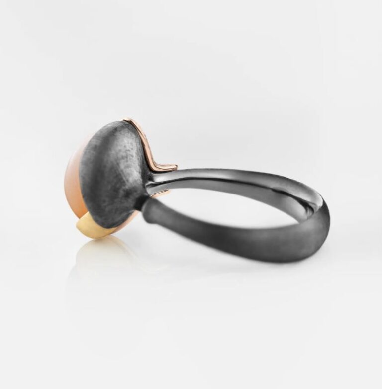 OLE LYNGGAARD COPENHAGEN Lotus ring 2 i sølv og gull med Blush månesten