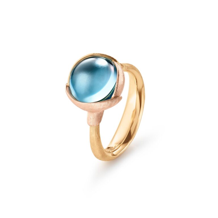OLE LYNGGAARD COPENHAGEN  Lotus ring i gult gull, nr 2 med sky blue topas