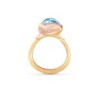 OLE LYNGGAARD COPENHAGEN  Lotus ring i gult gull, nr 2 med sky blue topas