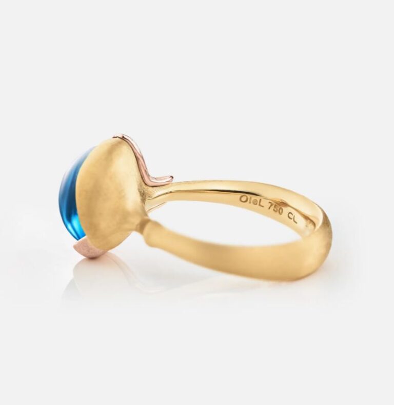OLE LYNGGAARD COPENHAGEN  Lotus ring i gult gull, nr 2 med sky blue topas