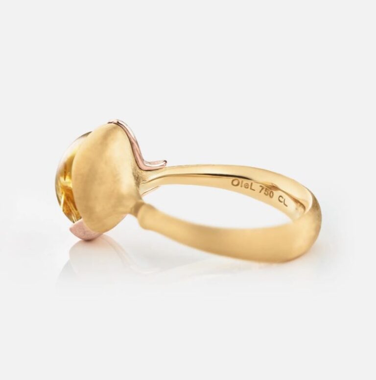 OLE LYNGGAARD COPENHAGEN Lotus ring 2 med rutilkvarts i gult gull