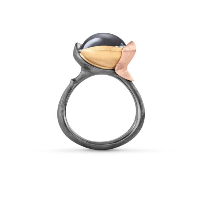Lotus ring i oksidert sølv med detaljer av gult og rosé gull med sten og diamanter fra Ole Lynggaard. Einersen Gull i Arendal