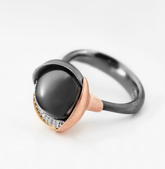 Lotus ring i oksidert sølv med detaljer av gult og rosé gull med sten og diamanter fra Ole Lynggaard. Einersen Gull i Arendal
