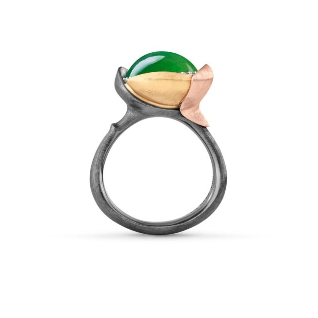 Lotus ring i oksidert sølv med detaljer av gult og rosé gull med sten og diamanter fra Ole Lynggaard. Einersen Gull i Arendal