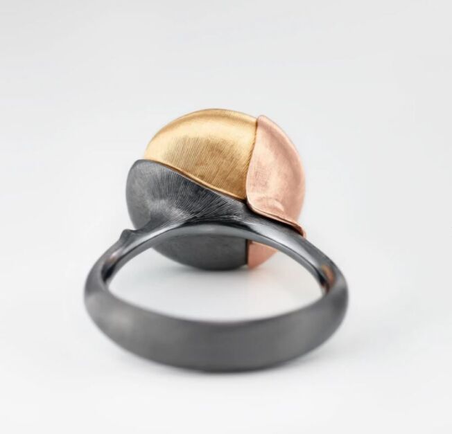Lotus ring i oksidert sølv med detaljer av gult og rosé gull med sten og diamanter fra Ole Lynggaard. Einersen Gull i Arendal